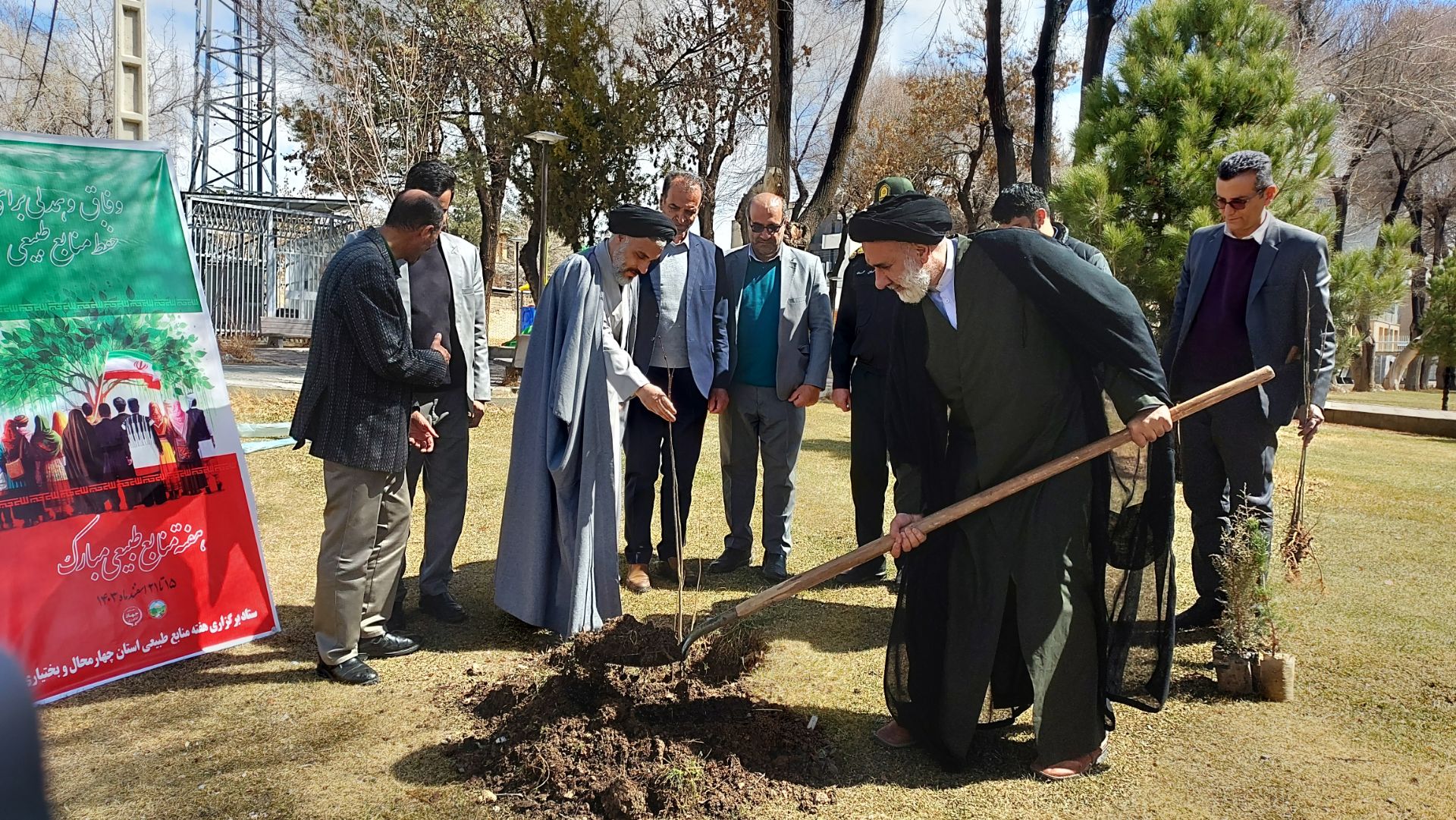 کاشت نهال توسط نماينده ولی فقیه و امام جمعه شهرکرد 