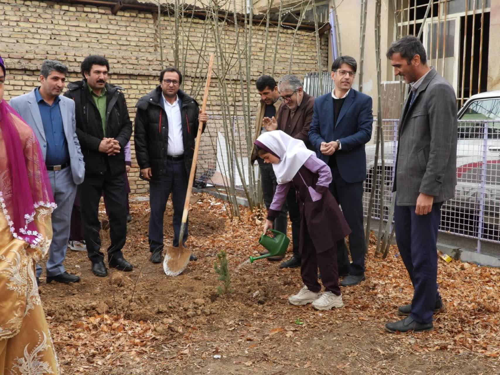 غرس نهال در مدرسه حضرت زینب (س) شهرکرد